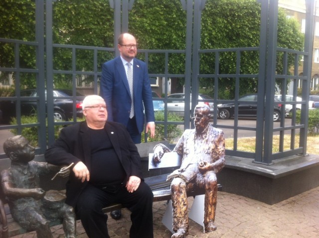 Na ławce Oskarka we Wrzeszczu zostanie umieszczona rzeźba Guntera Grassa - poinformowali prezydent Gdańska Paweł Adamowicz i prof. Sławoj Ostrowski