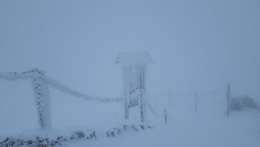 Śnieżka: wiatr do 140 km/h i przeraźliwe zimno. Zobacz najnowsze zdjęcia ze szczytu!