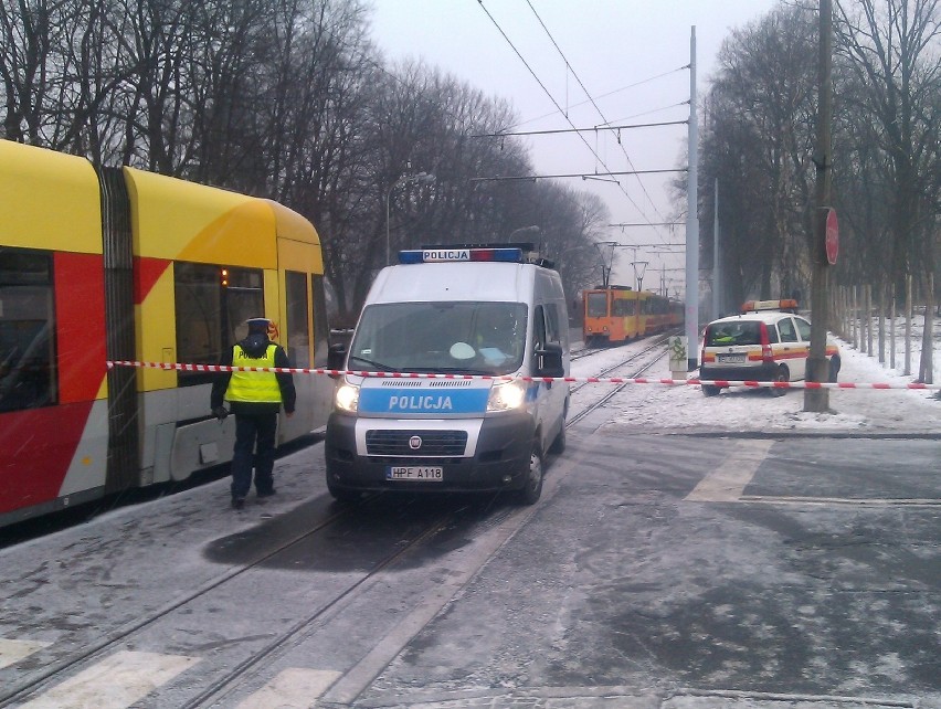 Jedna osoba została ranna w zderzeniu tramwaju z samochodem...