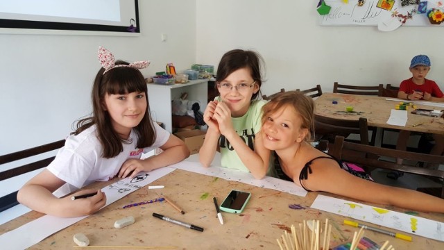 Uczestniczki zajęć, Ola, Julka i Pola,wykonywały papirusowe zwoje inspirowane autentycznymi znaleziskami archeologicznymi. Dziewczynki niecierpliwie oczekiwały kolejnych zadań.