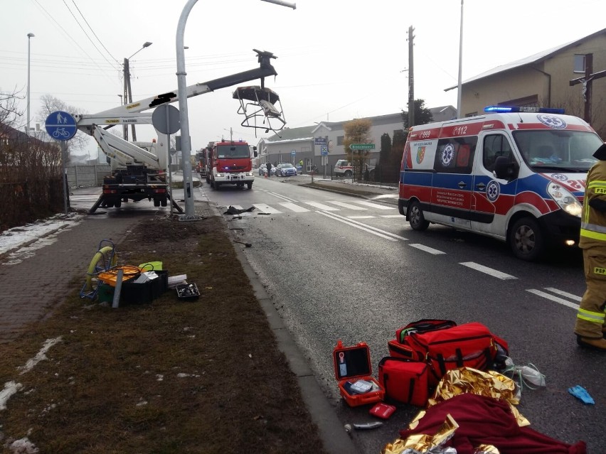 Wypadek w Glinicy na DK11 - zdjęcia. Ciężarówka przewożąca węgiel uderzyła w kosz podnośnika, w którym były dwie osoby. Droga była zablokowa