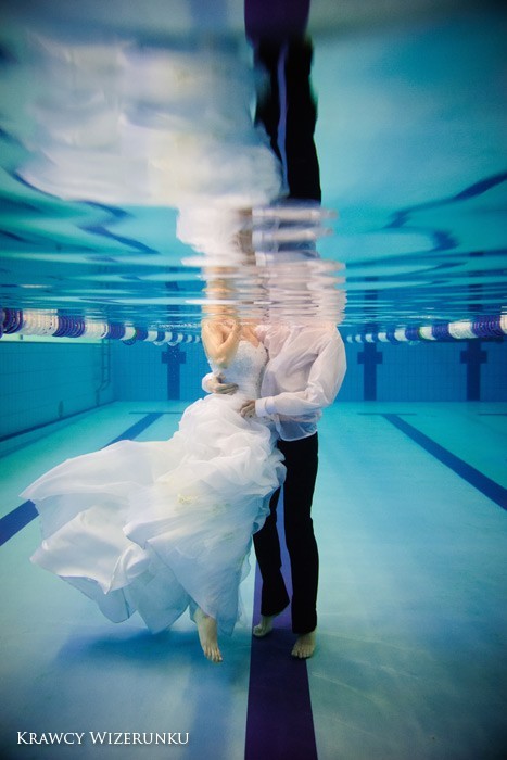 Ślubna sesja fotograficzna pod wodą w basenie w Gniewinie