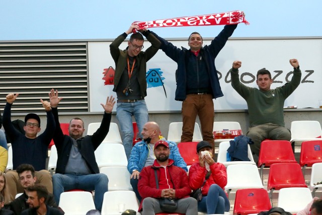 Polska przegrała w Bydgoszczy 38:52 z Rosją, a reprezentacyjną formę pokazał w naszym zespole tylko niepokonany Bartosz Zmarzlik. Na wsparcie z trybun nasz zespół nie mógł narzekać, mecz oglądał na stadionie także Tomasz Gollob. Mamy dla was dużo zdjęć kibiców!

Na następnych zdjęciach kolejce obrazki z trybun. Aby przejść do galerii, przesuń zdjęcie gestem lub naciśnij strzałkę w prawo.