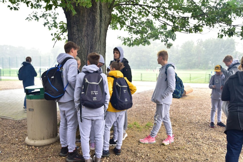 To już piaty raz sportowcy sprzątali Zielony Las. Mimo deszczowej pogody humory i zapał na medal