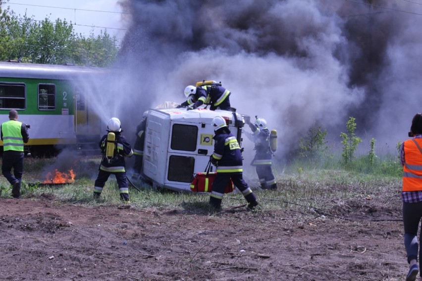 Przewrócone auto, pożar w pociągu i ewakuacja poszkodowanych...