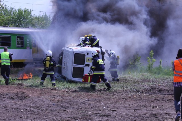 Przewrócone auto, pożar w pociągu i ewakuacja poszkodowanych - spokojnie, to tylko ćwiczenia!