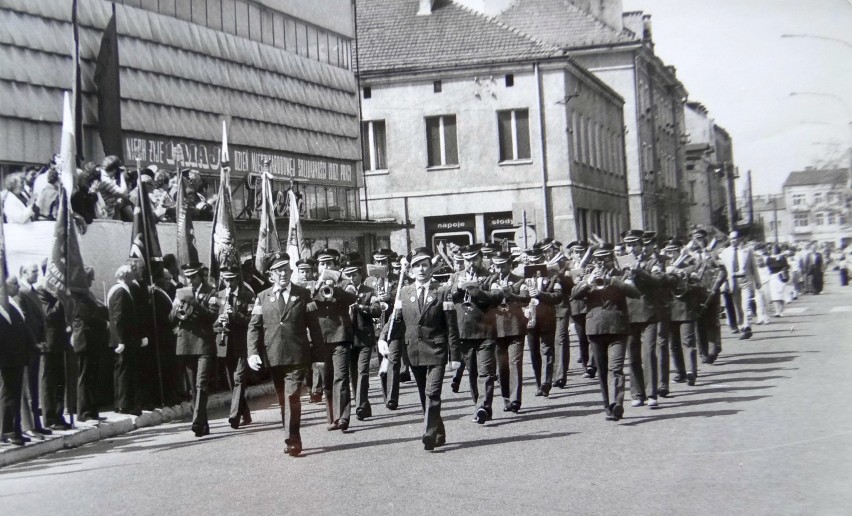 Tak w Wieluniu świętowano 1 maja w czasach PRL. Zobacz ZDJĘCIA pochodów z lat 80. 