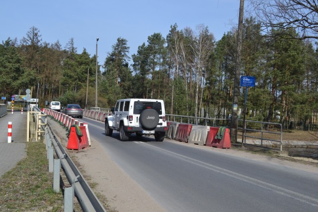 Most nad kanałem lateralnym w Samociążku, na którym od wiosny zeszłego roku mieści się  tylko jeden pojazd. Pierwszeństwo przejazdu mają tu samochody jadące od strony Bdgoszczy