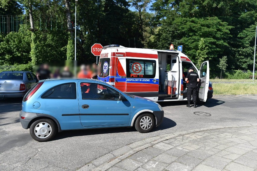 Mężczyzna zmarł za kierownicą na skrzyżowaniu w Lesznie. Wezwane pogotowie stwierdziło zgon