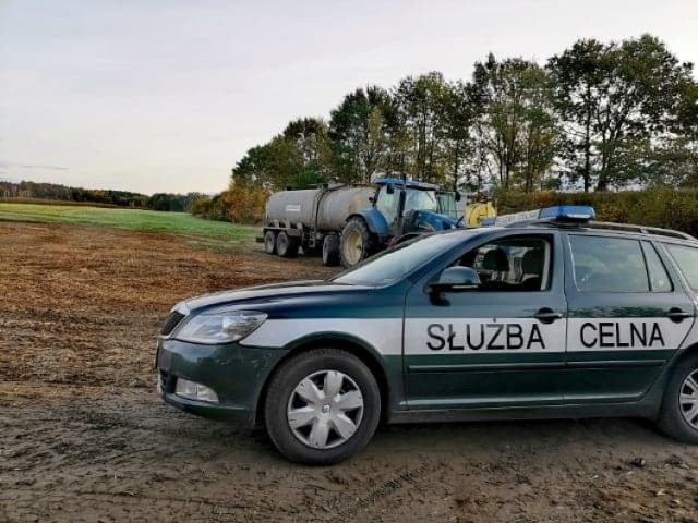 - Nawet jeśli to, co wylano na pola nie jest groźne, to czemu transportuje się to do Polski- pytała na  miejscu wójt K. Kromp