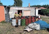 Próba podrzucenia niebezpiecznych substancji w Lesznie. Namierzono sprawcę, który zwoził beczki na działkę w Zaborowie