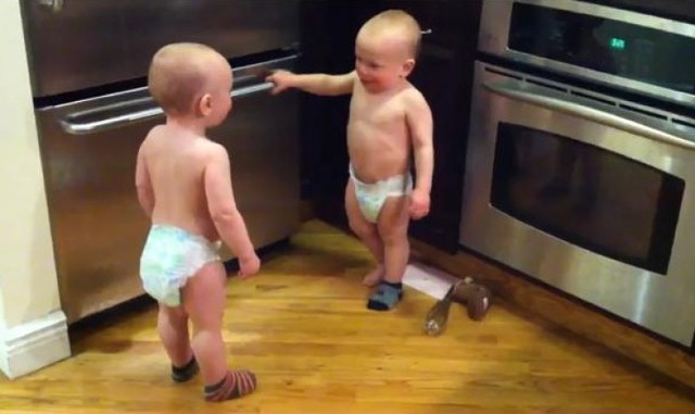 "Twin baby boys have a conversation" na youtube