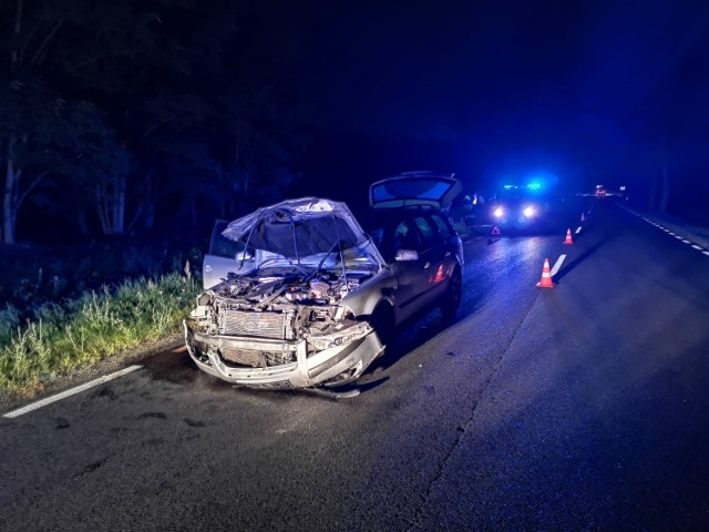 Auto zostało rozbite, na szczęście kierowca wyszedł cało z opresji