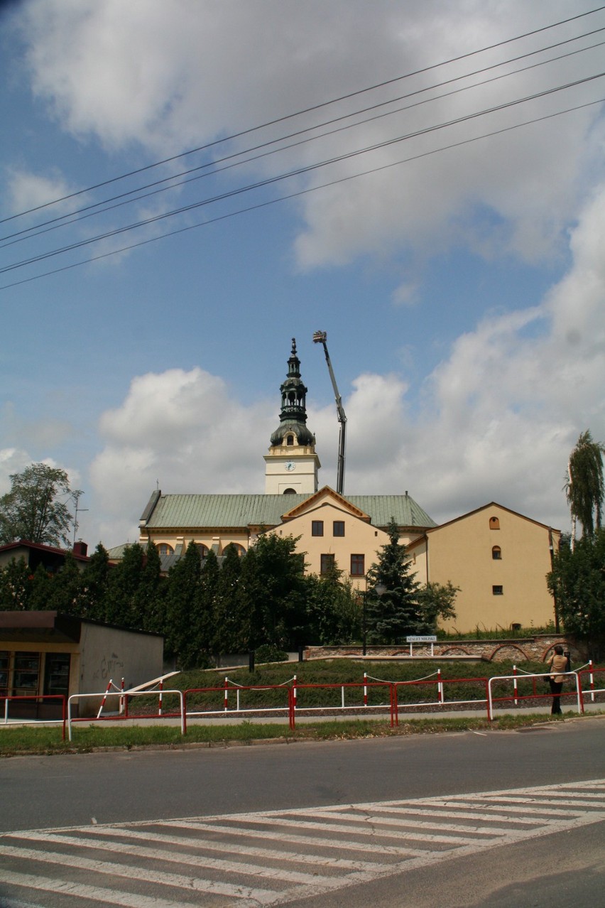 Pożar kościoła w Kłobucku: Piorun uderzył w wieżę podczas mszy. To nie pierwszy taki wypadek ZDJĘCIA