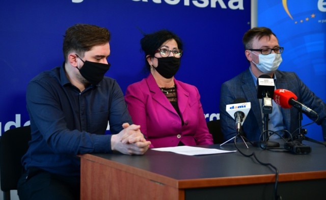Radni Koalicji Obywatelskiej (od lewej) Dawid Ruszczyk, Magdalena Lasota i Robert Utkowski przekonują, że Radomski Szpital Specjalistyczny nie powinien równocześnie leczyć pacjentów z COVID-19 i tych nie zakażonych, ale wymagających opieki specjalistycznej.