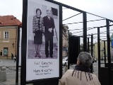 Zdjęcia tragicznie zmarłych wystawione przed lubelskim ratuszem
