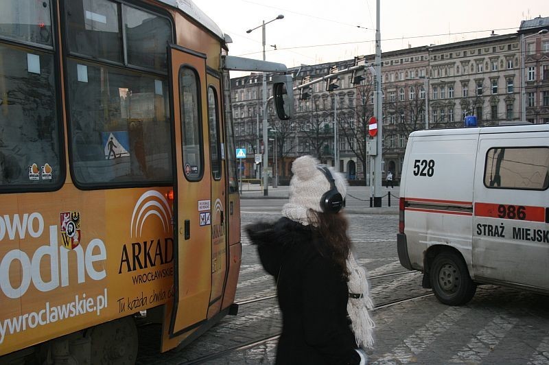 Wrocław: Samochód straży miejskiej zablokował tramwaje na pl. Grunwaldzkim