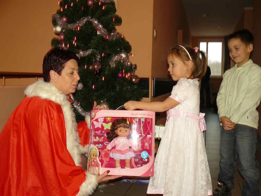 Dzieci otrzymały prezenty od naszych Mikołajów