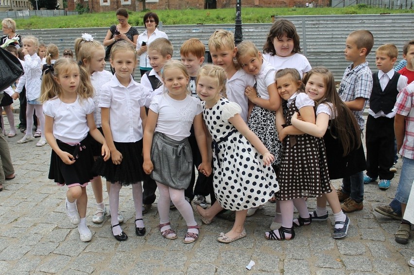 Przedszkolaki tańczyły poloneza na rynku (FOTO)