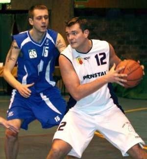 Tomasz Wojnowski (z prawej) był jednym z nielicznych zawodników MKKS Zabrze, który wyrożniał się w meczu z AZS Radex Szczecin.