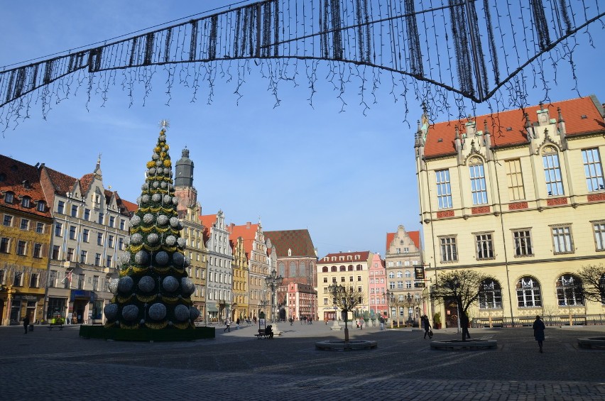 Koniec świąt. Choinka znika z Rynku [ZDJĘCIA]