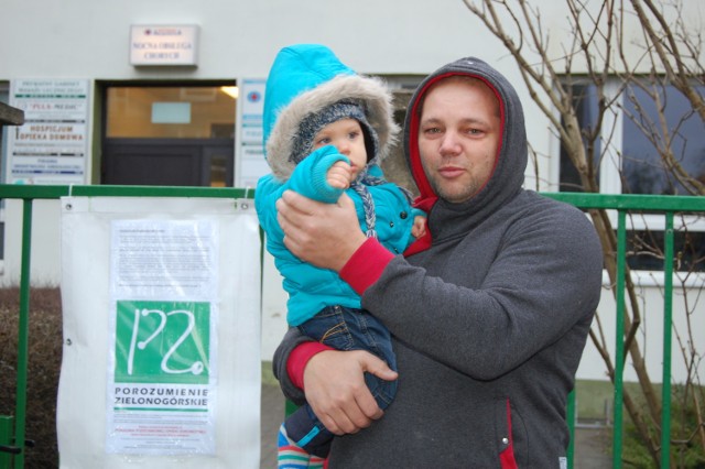 -&nbsp;Przyjechałem z chorym dzieckiem aż z Suchego Dębu – denerwuje się Grzegorz Kerner, który w piątek zastał zamkniętą przychodnię przy ul. Aksamitnej w Gdańsku