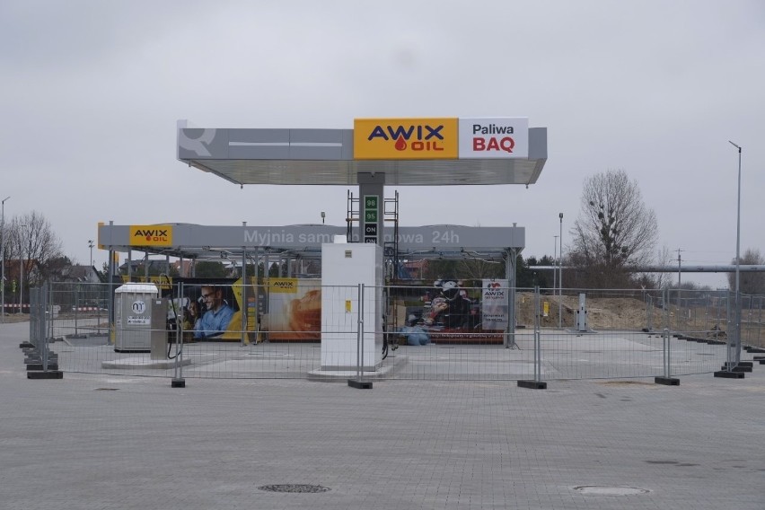 Stacja benzynowa AWIX-OIL, która powstaje przy skrzyżowaniu...