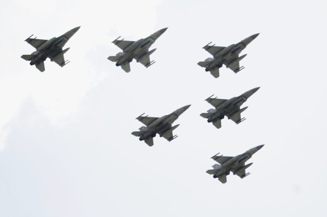 Na niebie pojawią się wojskowe samoloty odrzutowe f-16.
