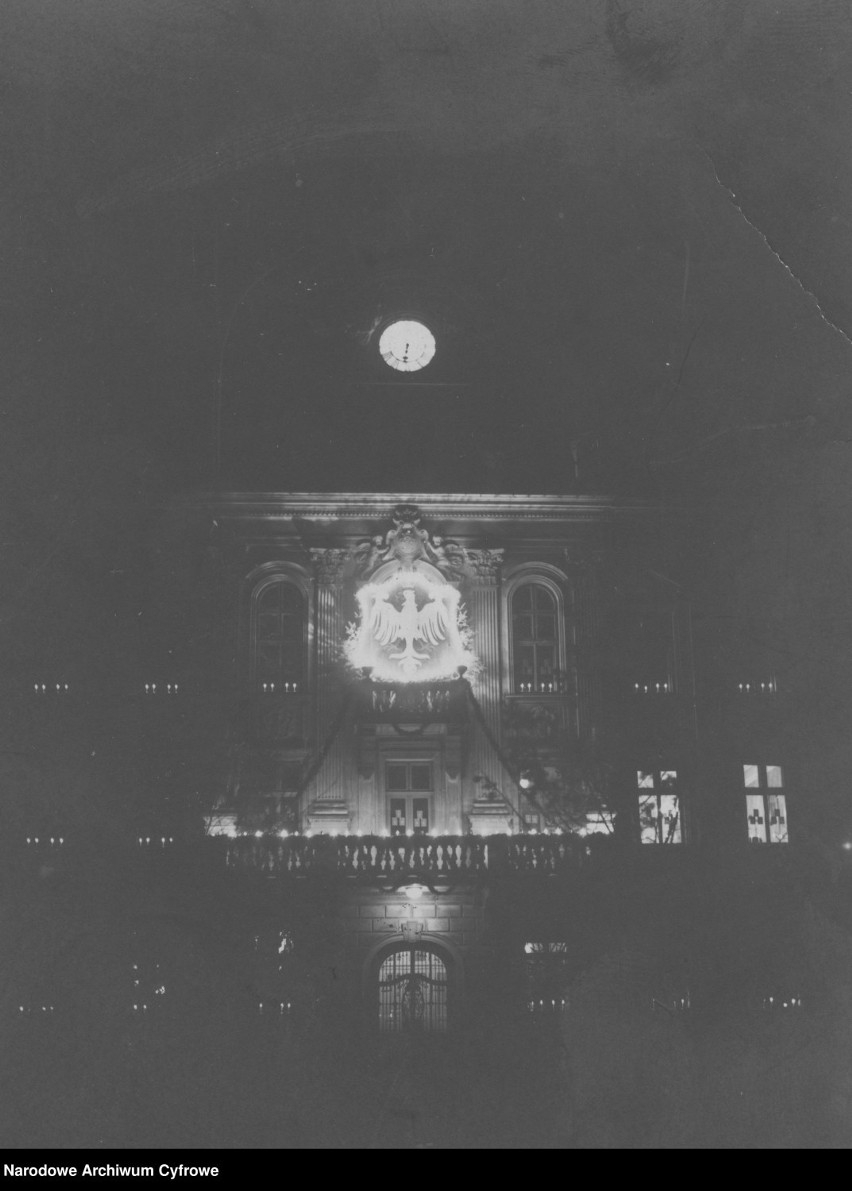1920 - 1939 - Ratusz nocą. Widoczne podświetlone godło...