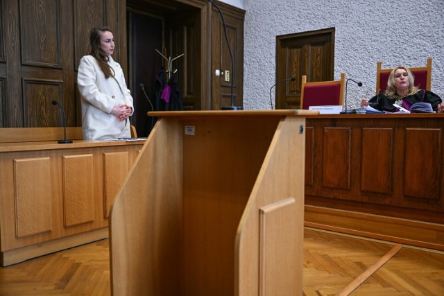 Kandydatka na prezydent Rzeszowa Karolina Pikuła (L) i sędzia Barbara Chłędowska (P) na sali rozpraw Sądu Okręgowego w Rzeszowie, 3 bm.