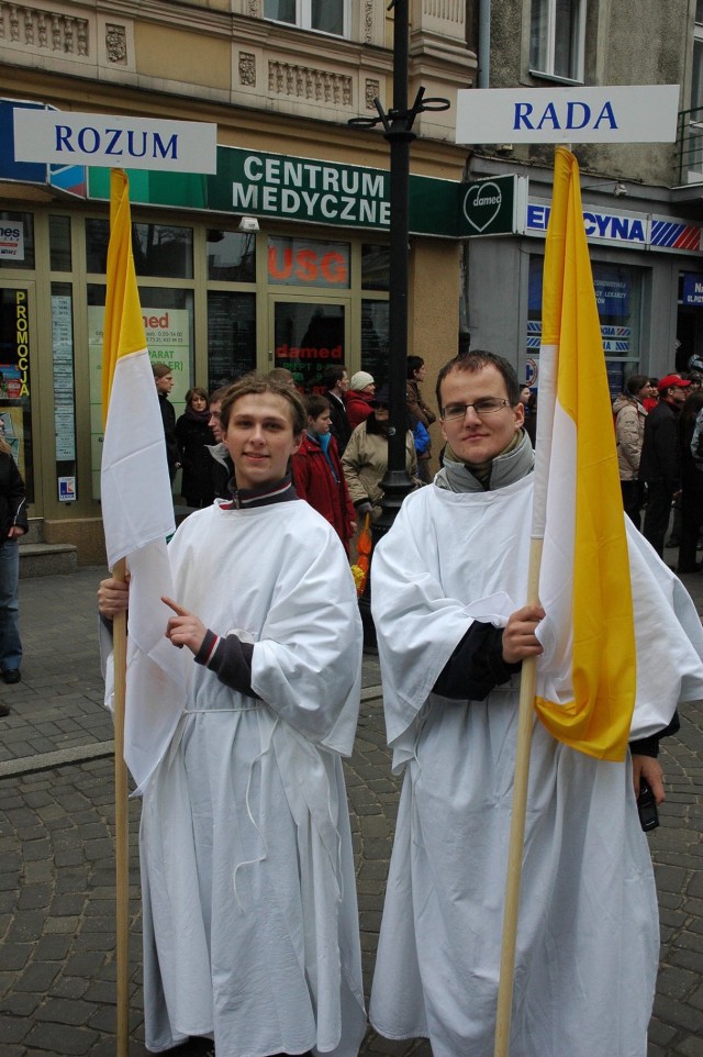 W tym roku na początku marszu niesione były flagi z nazwami siedmiu Darów Ducha Świętego - symbolu sakramentu Bierzmowania Fot. Piotr Drzewiecki