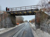 Uszkodzenie wiaduktu kolejowego na DK25 w Obodowie pod Sępólnem Krajeńskim. Droga jest zamknięta!