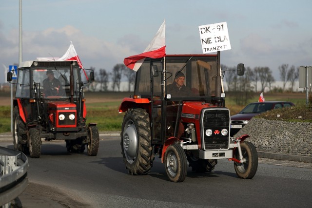 Dziś do południa rolnicy z gm. Moszczenica i Grabica zablokowali rondo na DK 91 przy wyjeździe z Piotrkowa w kierunku Łodzi.