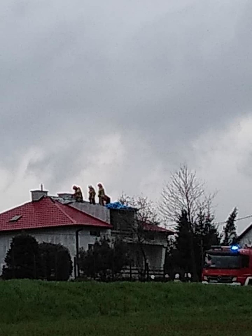 Podmuch wiatru uszkodził poszycie dachu na jednym z domów w...
