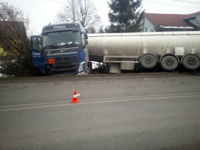 Poważny wypadek w Połomi. Cysterna w rowie