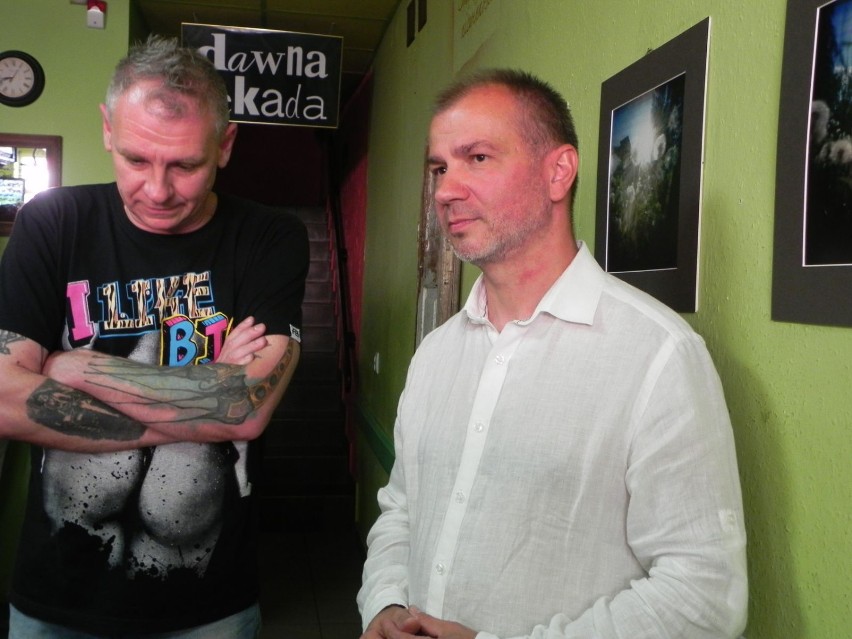 Od lewej: Robert Maj i Mirosław Radomski podczas wernisażu w...