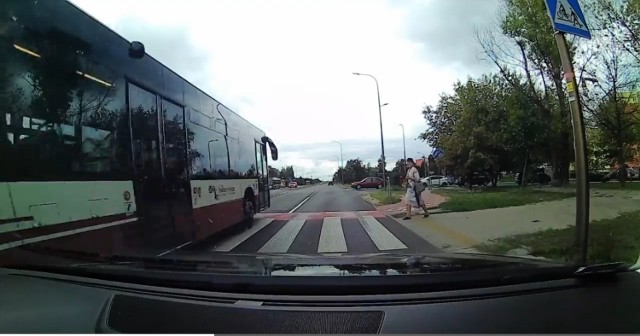 Kierowca na prawym pasie zatrzymał się, by przepuścić pieszą. Autobus przemknął obok niego.