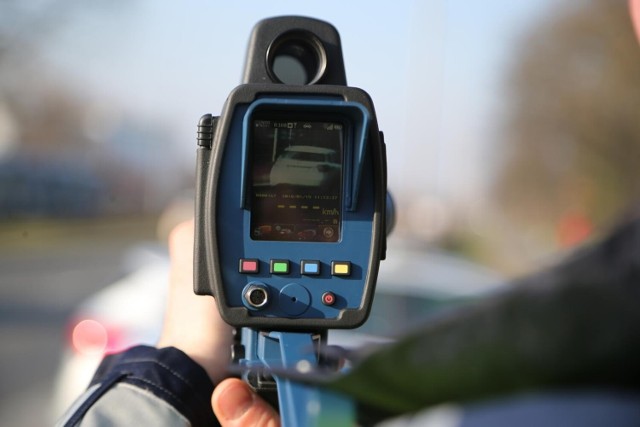 Kaskadowy pomiar prędkości prowadzony jest przez policjantów wyposażonych w ręczne mierniki prędkości, w kilku miejscach i na tym samym odcinku drogi.