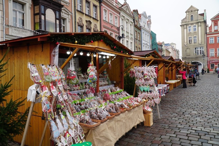 Stragany na Starym Rynku ustawione są tyłem do lokalnych...