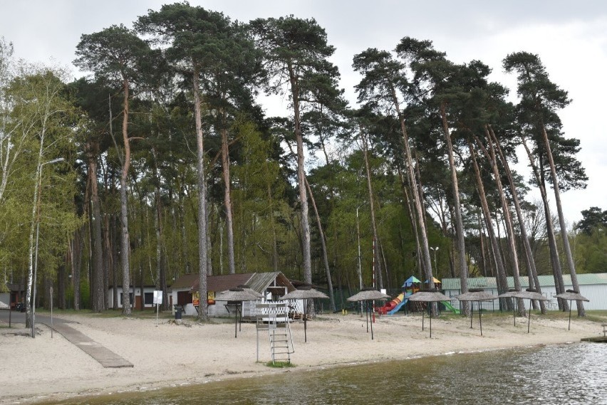 Kompleks wypoczynkowy w Gołuchowie położony jest wśród pięknych lasów nad 61 hektarowym jeziorem zaporowym. W 45 domkach zamieszkać może 190 turystów
