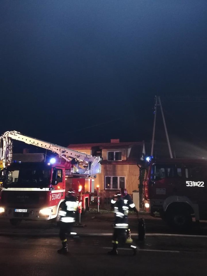 Pożar domu na ul. Uniejowskiej w Sieradzu gaszono w nocy. Spalił się strych i część dachu (zdjęcia)