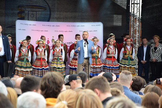 Prezydent Andrzej Duda z małżonką na Pikniku Europejskim w Puławach