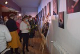 Z okazji Dnia Kobiet w Konopnicy otwarto niezwykłą wystawę Marzeny Hettich-Uryszek o kobietach ZDJĘCIA