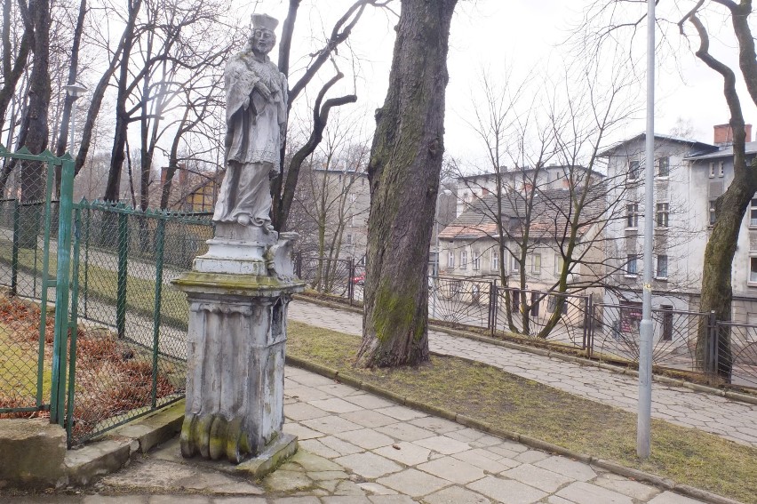 Wałbrzyska figura świętego Jana Nepomucena pochodzi z 1751...