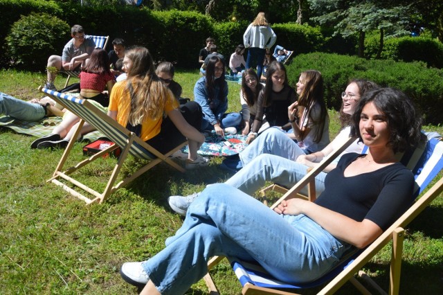 Dziś uczniowie spędzali czas na grach i zabawach, wygrzewając się w słońcu na leżakach i trawie. Zobaczcie zdjęcia >>>