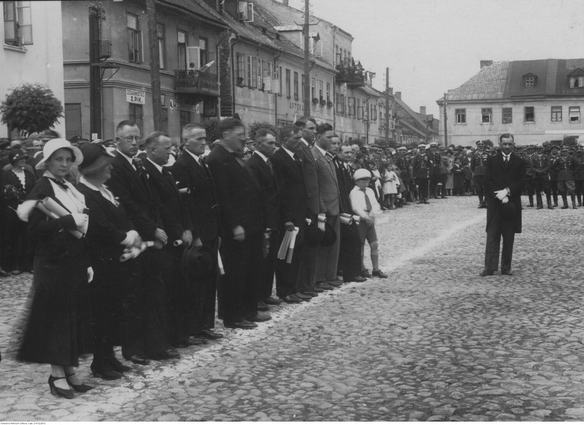 Czerwiec 1933, Święto 37 Pułku Piechoty Ziemi Łęczyckiej. Grupa osób dekorowanych odznaką za zasługi dla pułku. Z prawej strony widoczny starosta Zygmunt Pajdak.