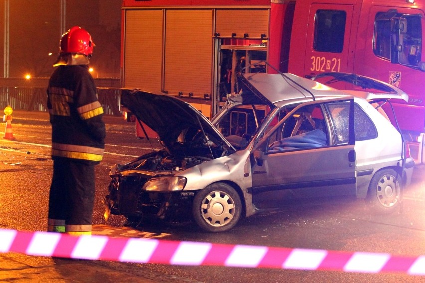 Czołowe zderzenie autobusu z samochodem osobowym na moście Grunwaldzkim. Jedna osoba nie żyje