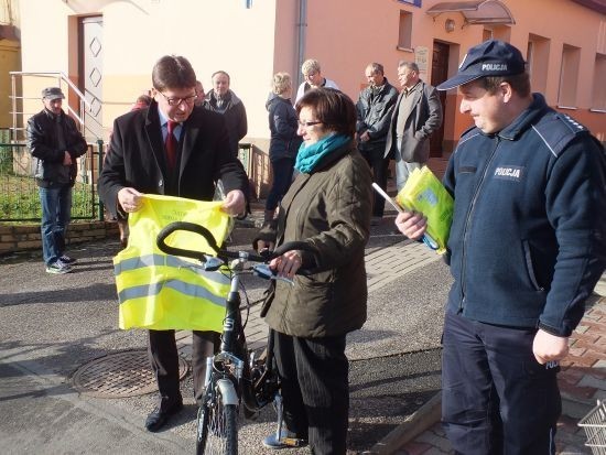 Niektórzy rowerzyści otrzymali już kamizelki odblaskowe