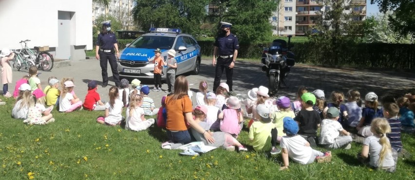 Przedszkolaki z Pruszcza podczas warsztatów uczą się bezpieczeństwa na drodze |ZDJĘCIA