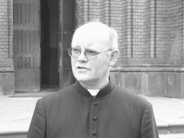 Ksiądz Edward Poniewierski, kanclerz kurii diecezjalnej zmarł we wtorek w Radomskim Szpitalu Specjalistycznym na COVID-19.